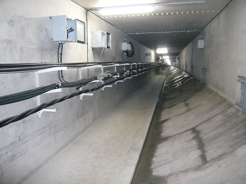 トンネル監査廊内の電気設備、
通信設備の施工