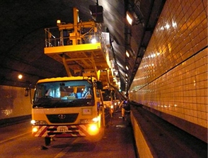 高速道路維持作業
トンネル内の設備維持、点検