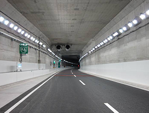 トンネル照明設備の施工
首都高速道路新路線の施工