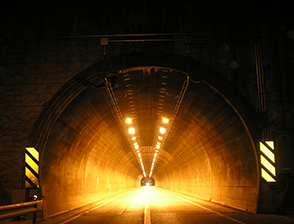 国道トンネル照明
トンネル内の照明設備の施工
