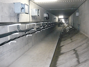 トンネル監査廊内の電気設備、
通信設備の施工