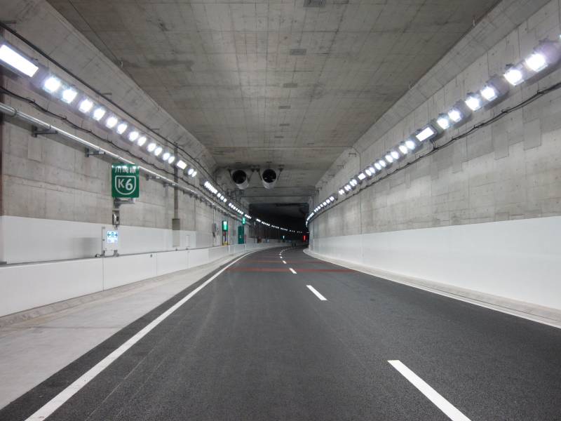 トンネル照明設備の施工
首都高速道路新路線の施工