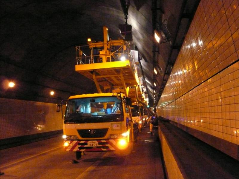 高速道路維持作業
トンネル内の設備維持、点検